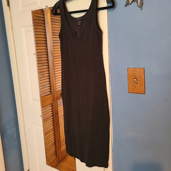 Elegant Black Sleeveless Dress - Picture 2 of 11